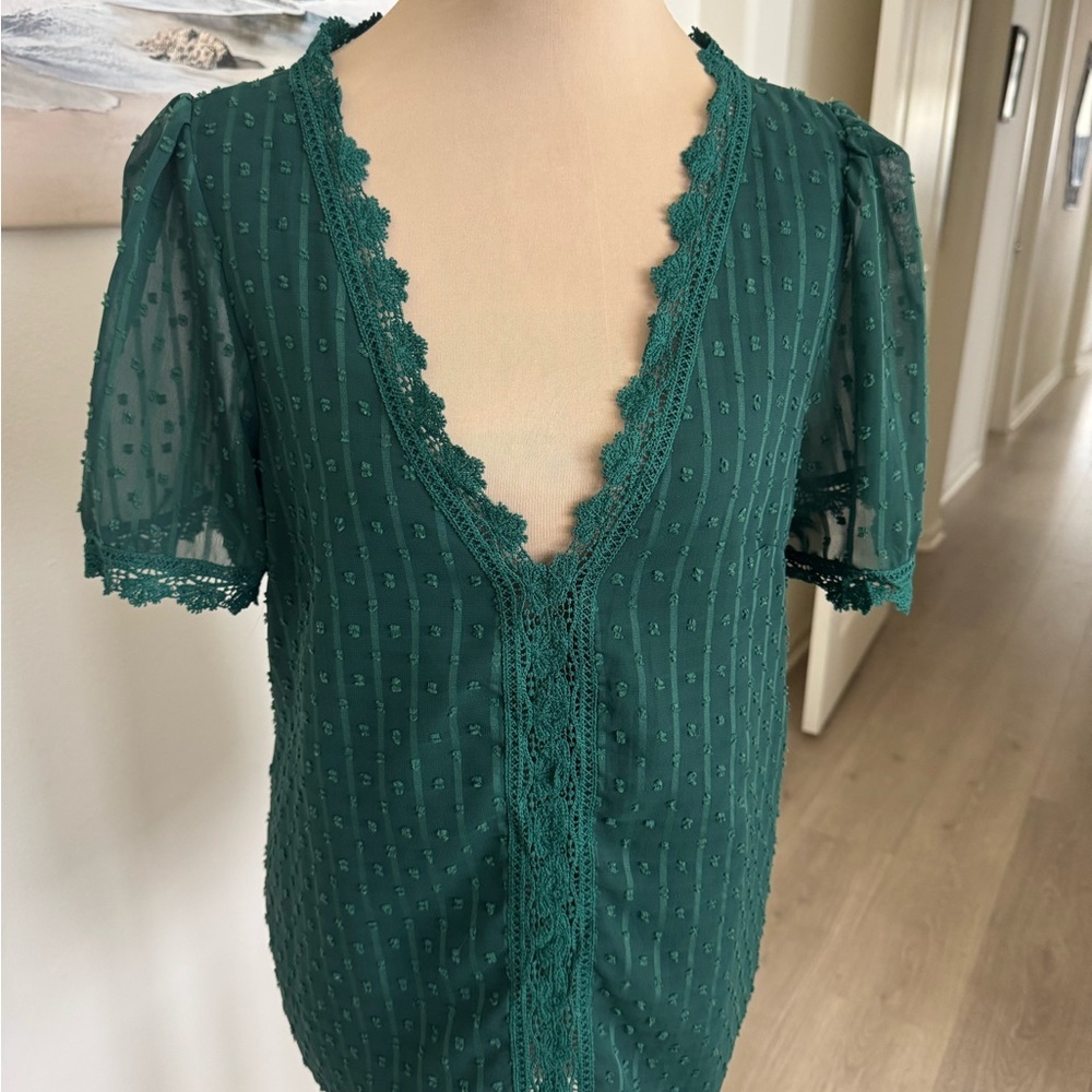 Emerald Green Lace Blouse with Relaxed Fit - Picture 5 of 6